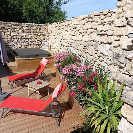 Chez Daniele Chambre Avec Jacuzzi Et Terrasse Privee Murs Kültér fotó