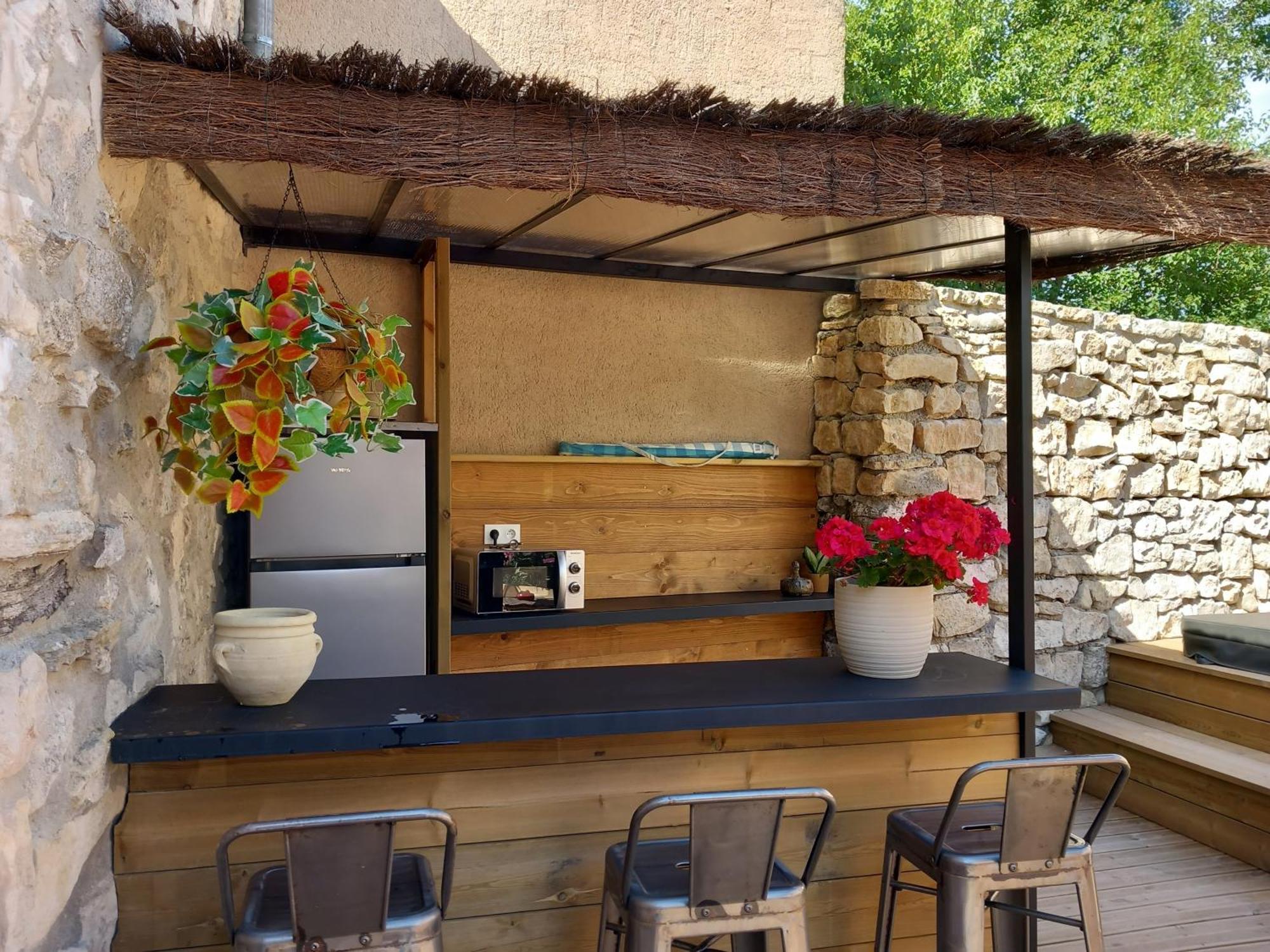 Chez Daniele Chambre Avec Jacuzzi Et Terrasse Privee Murs Kültér fotó