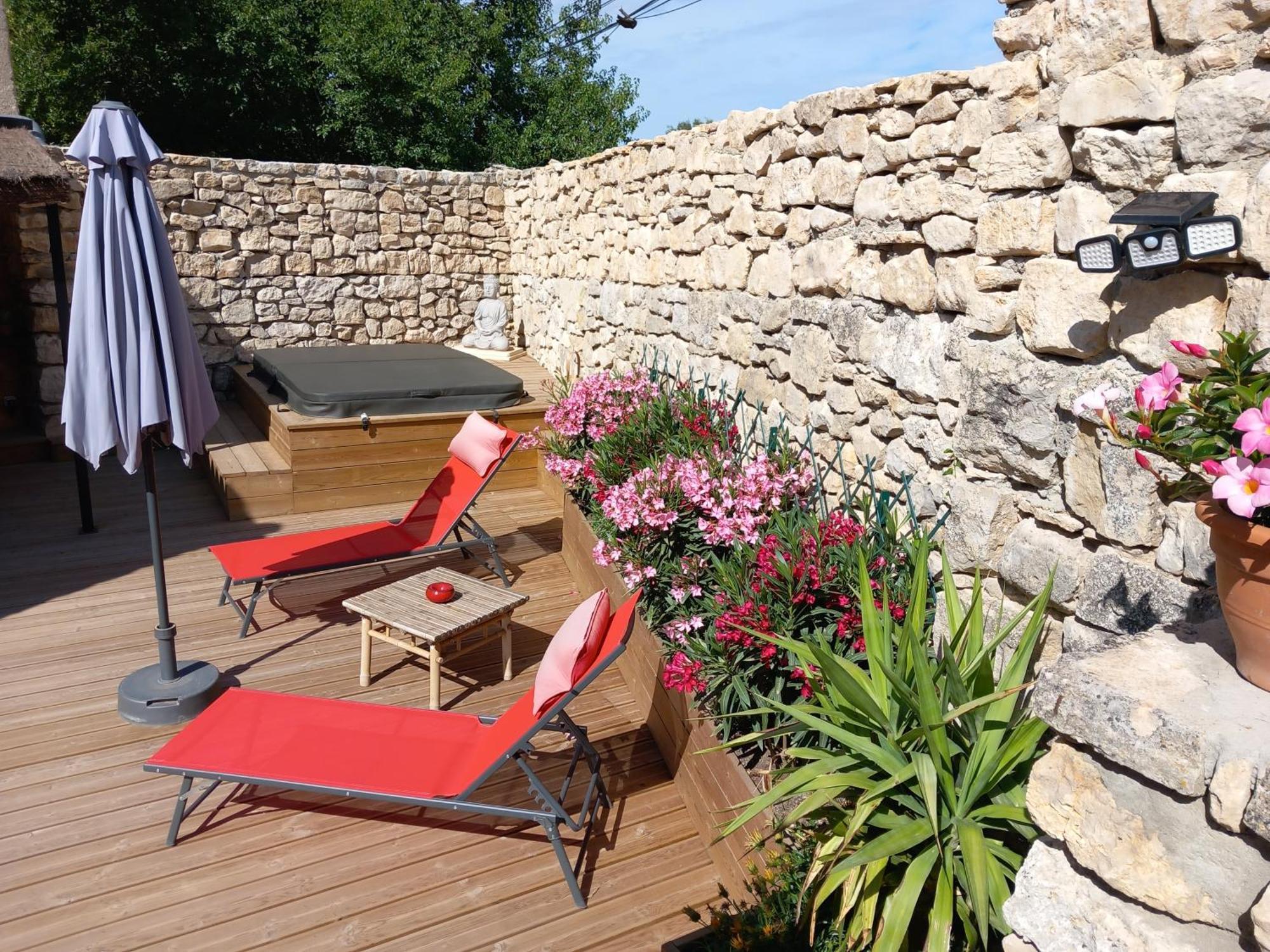 Chez Daniele Chambre Avec Jacuzzi Et Terrasse Privee Murs Kültér fotó