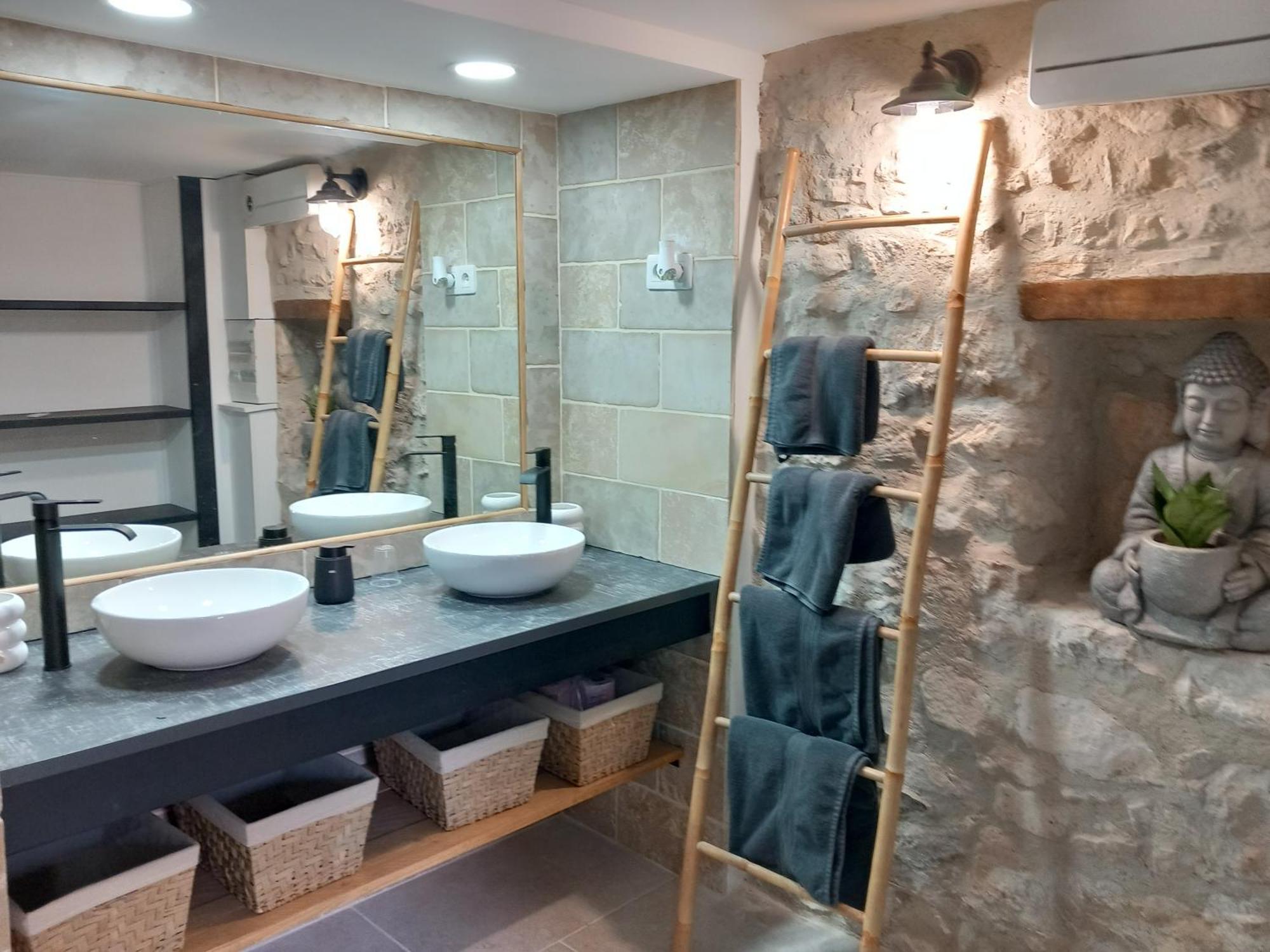 Chez Daniele Chambre Avec Jacuzzi Et Terrasse Privee Murs Kültér fotó