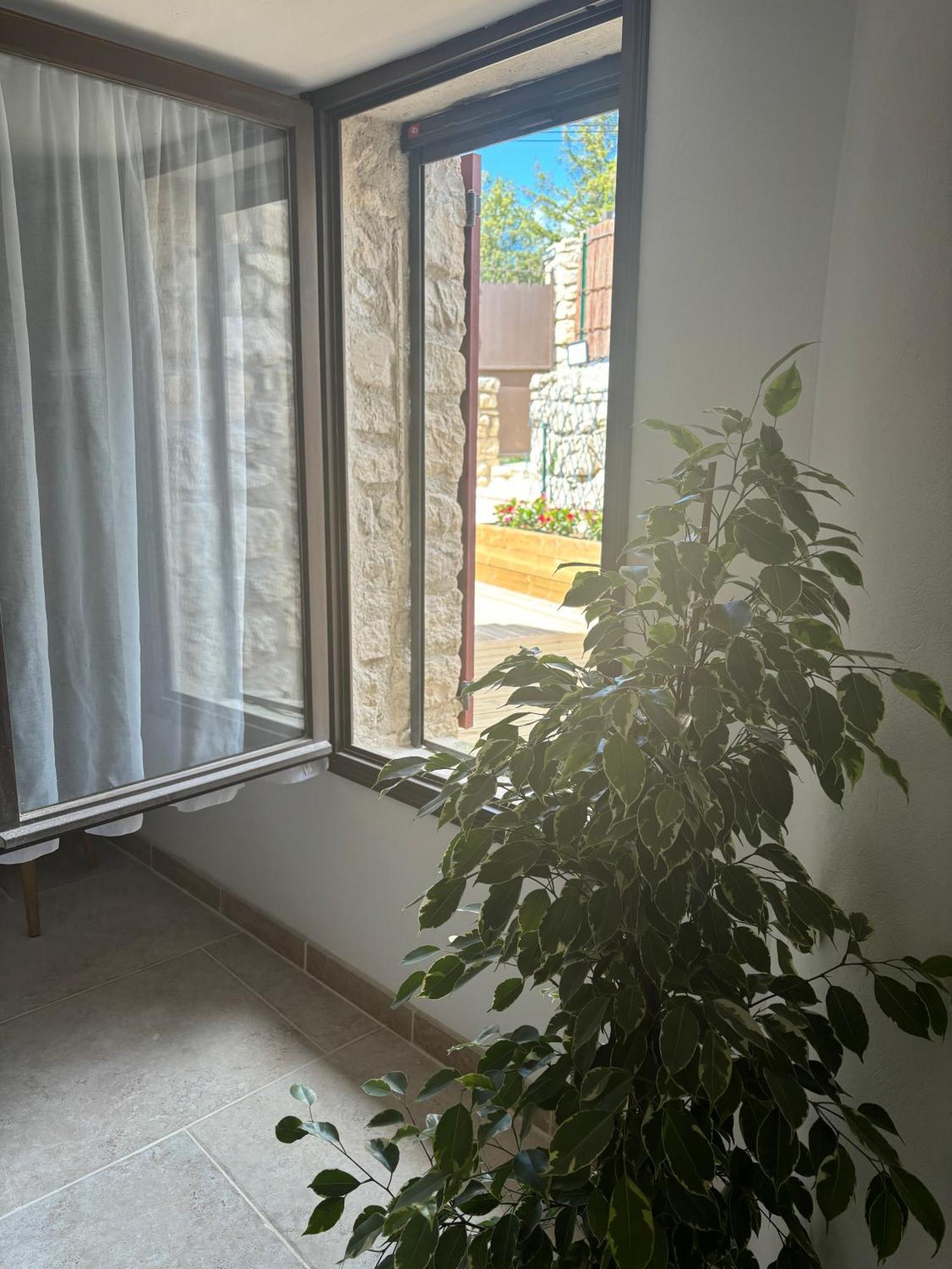 Chez Daniele Chambre Avec Jacuzzi Et Terrasse Privee Murs Kültér fotó