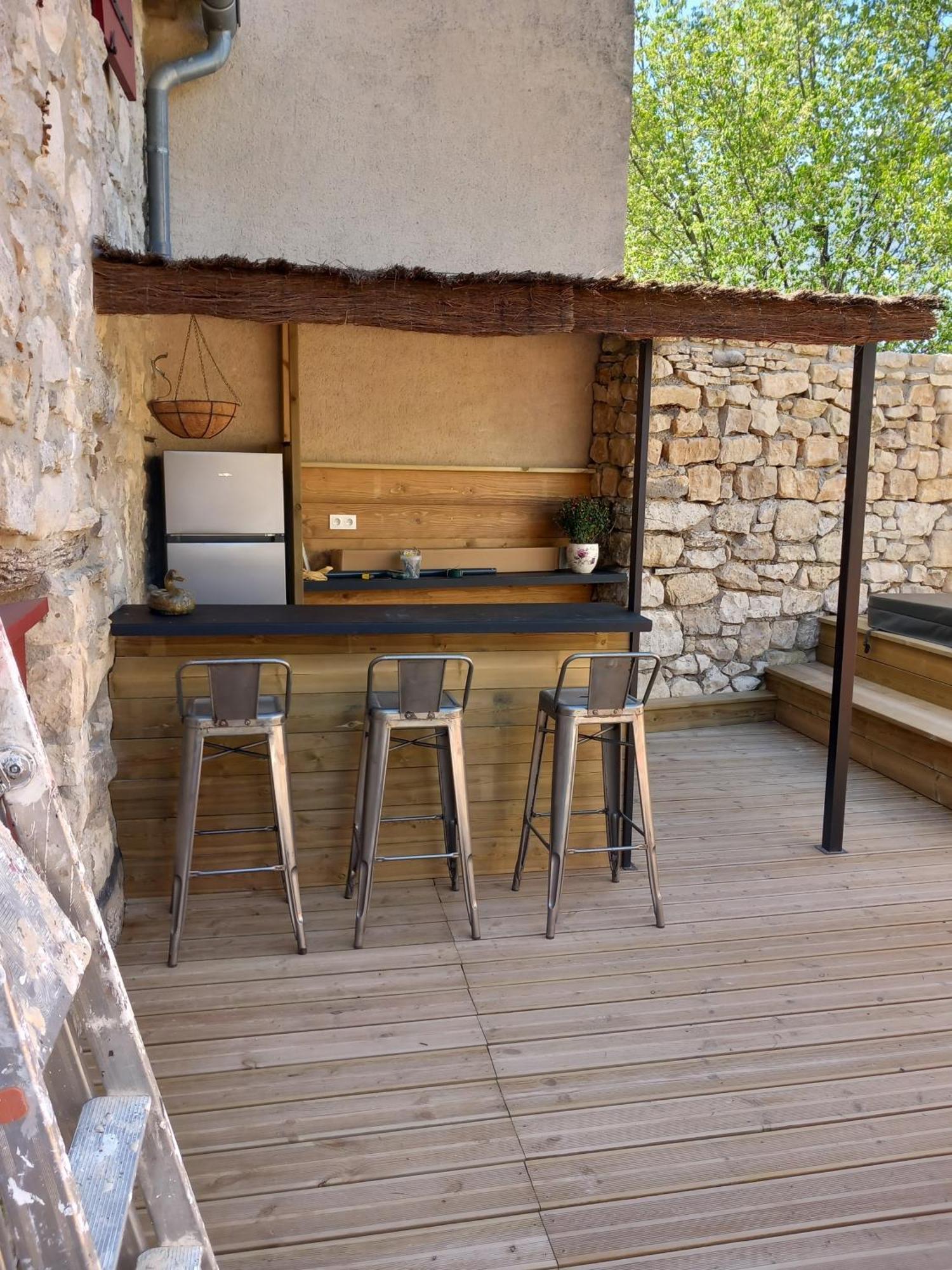Chez Daniele Chambre Avec Jacuzzi Et Terrasse Privee Murs Kültér fotó